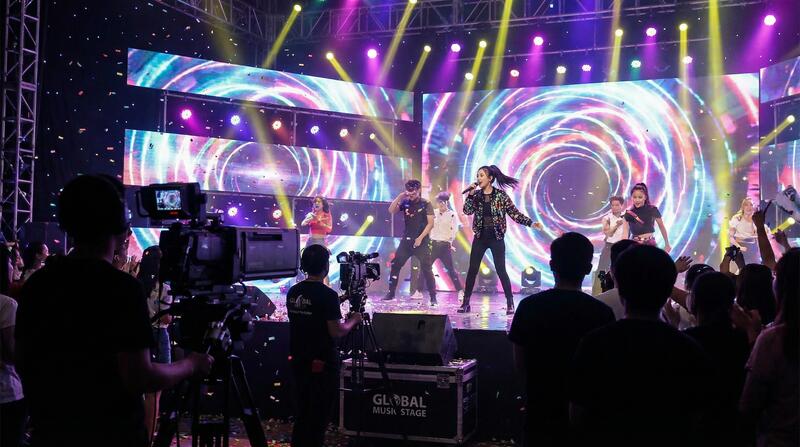 已满十八精选视频：音乐现场演出